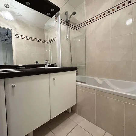 Laetitia - - Et Commerces Mae-9563 *