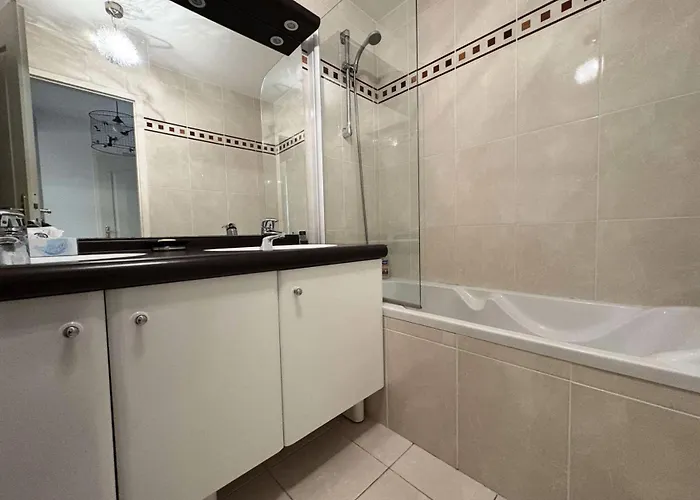 Laetitia - - Et Commerces Mae-9563 *