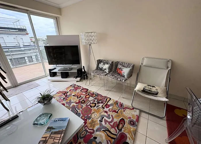 Laetitia - - Et Commerces Mae-9563